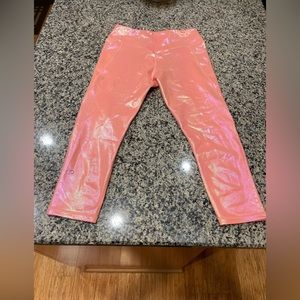 🩷 CRVS LARGE PINK METALLIC CAPRI LEGGINGS 🩷